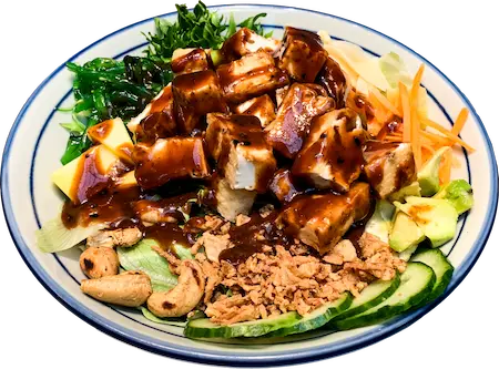 En poké bowl fylld med ris, grönsaker och tofu